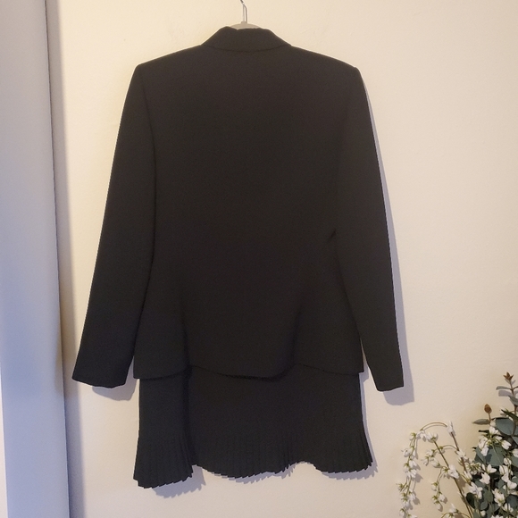 Le Suit ~ Classic Black 2 pc Skirt Suit - Picture 3 of 7